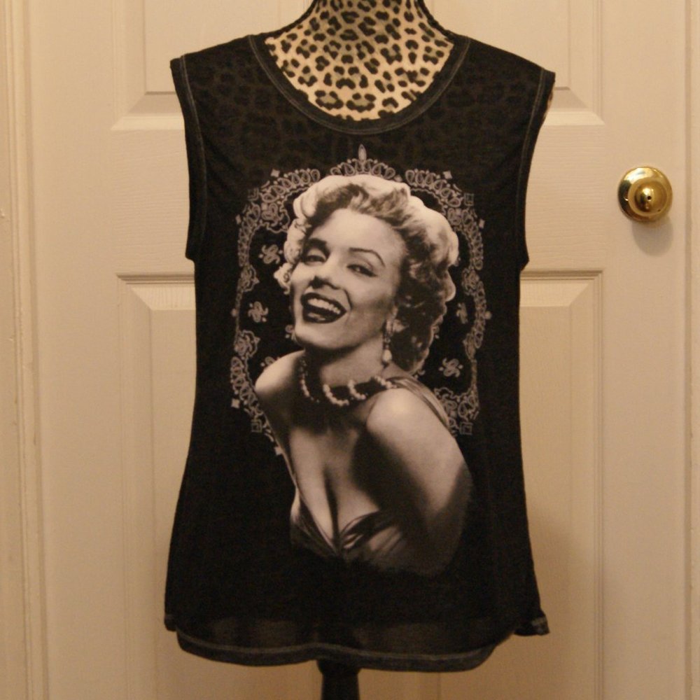 Marilyn Monroe sleeveless long blouse